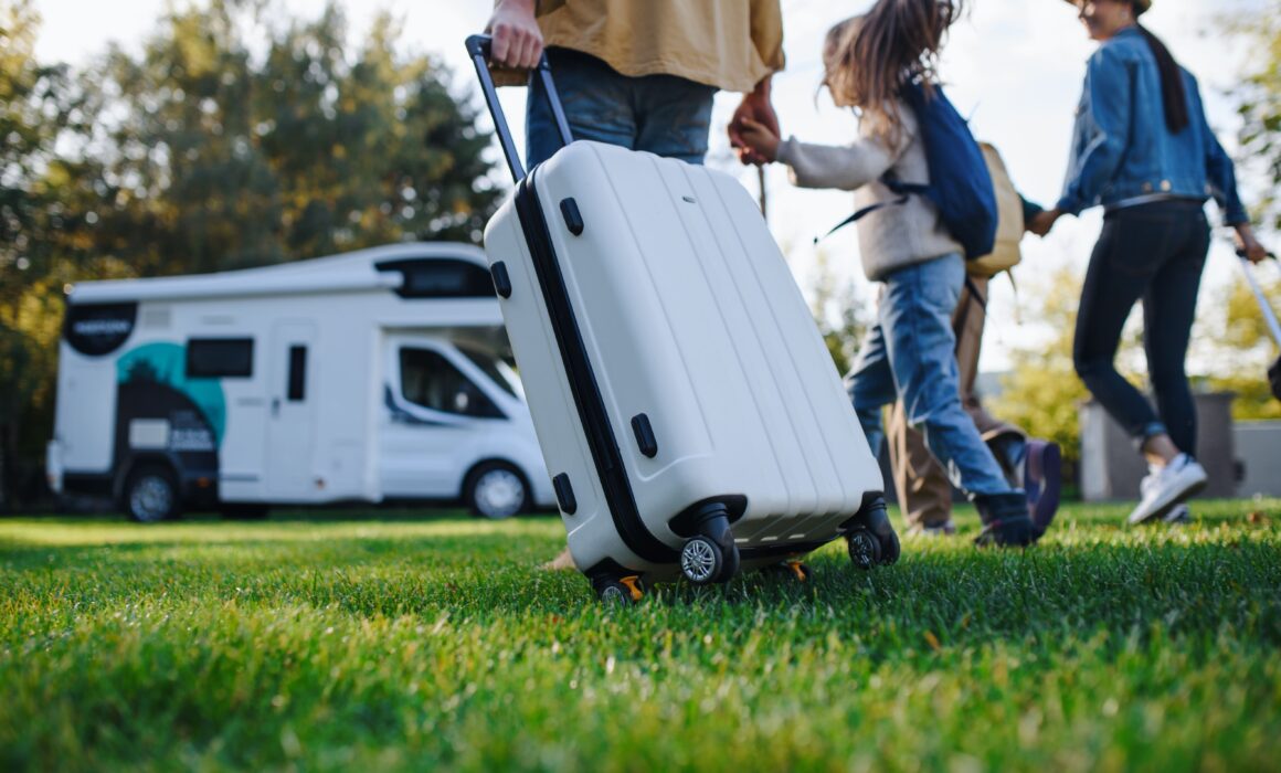Opgeruimde camper met slim opgeborgen bagage tijdens roadtrip