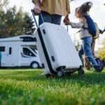 Opgeruimde camper met slim opgeborgen bagage tijdens roadtrip