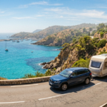 Auto met caravan op de weg, veilig onderweg